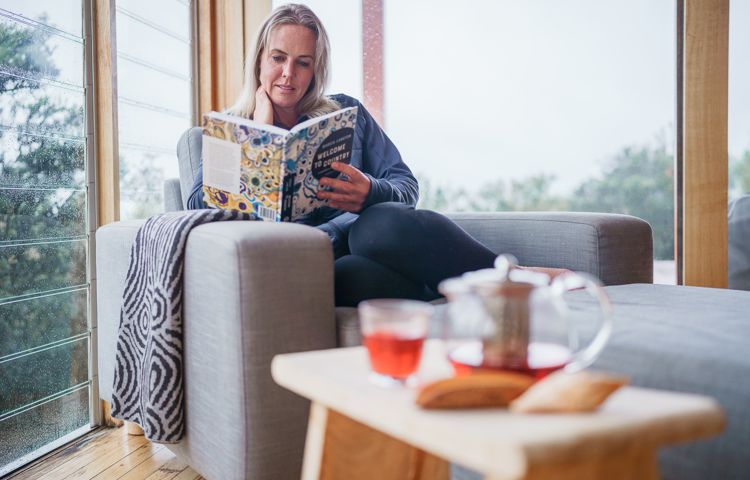 woman, book couch, lodge, table,